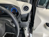 運転席側前部にドリンクホルダーあります♪運転中でも手が届きやすい位置にあって使い易いです♪