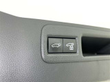 電動式バックドアです。 荷物を持ったままでもボタン一つで自動的に開け閉めできるので便利ですよ。 挟み込み防止機能も付いていますのでお子様の手や荷物を挟み込むのを防いでくれますよ。