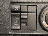 助手席側はパワースライドドアウェルカムオープン機能 降車時にスイッチで予約しておけば、乗車時に電子カードキーを持ってクルマに近づくだけでパワースライドドアが自動でオープン♪
