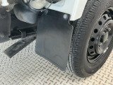 【マッドフラップ】泥や小石、雪、水しぶきから車体や後続車を守る泥除けとしての効果があり、オフロード走行や悪天候時に特に有効です。