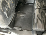 しっかりと汚れ、砂ぼこりを落とし足元まで清潔な車内空間を作り上げております♪