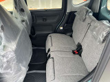 後部座席も十分な広さがあります!シートを倒せば荷物もさらに沢山積めますね♪