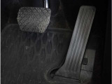 【オルガン式アクセルペダル】 かかとがずれにくく、アクセルペダルがコントロールしやすくなります。また運転時の疲労を軽減し、とっさのときの踏み間違いも起きにくくなります。