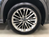 純正アルミホイール(235/55R20)装着です。