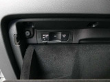 ETCユニットがグローブBOX内に収まっています。