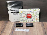 ユーザーガイドとメンテナンスノートとスマートキーが付いています。