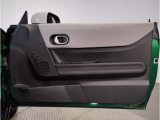 車の乗り降りの際に必ず触るドアハンドルです。使用感が気になる方はお気軽にお申し付けくださいませ。