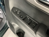 運転席のスイッチで全てのウィンドウの開閉操作を行うことができます。ロックボタンをONにしておくと、運転席以外のウィンドウは作動しないのでお子様を乗せているときなども安心ですね♪