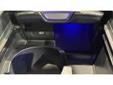 ドアハンドルには握りやすいグリップ形状が採用されています。万一の事故の際など、車内に残された乗員を救出する為、外部からドアを開けやすいようになっています。