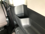 【後席用ドリンクホルダー】後部座席にもドリンクホルダーがついています!