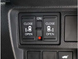 運転席についているスイッチでもリヤ席のスライドドアの開閉ができます。