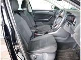 【フロントシート】 フロントには運転席・助手席エアバッグ・サイドエアバッグを標準装備。(ESP)横滑り防止装置&ABS搭載で悪路や雨天時の安全性も高い1台です。