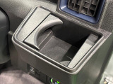 運転席側掘り込み式カップホルダー