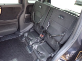 ◆チップアップ&ダイブダウン機構付【ULTR SEAT】は後席座面を左右分割で跳ね上げることができます。トランクで積載できない背の高い荷物をラクラク収納できます。ホンダ車ならではの人気装備です。