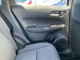 フィットの後部座席です。車自体の高さはホンダ車の中では低めの車ですが座っても窮屈さは感じません!是非実際に乗りにいらしてください!