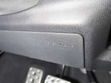 前面衝突時に下肢へのダメージを軽減する運転席SRSニーエアバッグを装備!