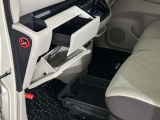 グローブボックス周り 運転席から中に収納した物をすぐに取り出せて便利です。