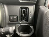 【運転席ドリンクホルダー】使いやすさに配慮したドリンクホルダー