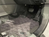内装工程では、中古車を気持ちよくお乗りいただけるよう清掃しております。シートの洗浄はもちろん、ニオイの元となるフロアカーペットまで洗浄・消臭を実施。