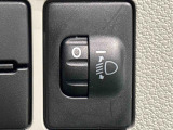 対向車や先行車への配慮が可能。積載物の状況に応じてヘッドライトの照射角度を手動調整できるスイッチ。