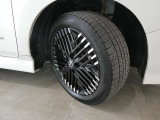 フロントタイヤの溝も十分に残っております。タイヤサイズは215/50R17となっております。