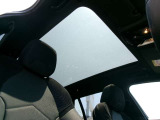 サンルーフは1枚のガラスが大きく展開し、車内に光を取り入れて解放感を高める人気の快適装備です