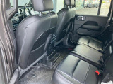 【リアシート】屋根までの高さがある車のため、大人の方でも圧迫感が少なく乗車出来ます。足元は広く取られているため、ゆったりとお乗り頂けます。