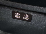 身体をしっかり支えながら長時間のドライブでも快適に過ごせるBMWのシート。素材の質感やステッチ細部まで丁寧に仕上げられたデザインが室内に上質な雰囲気を齎します。乗る度に心地良さを感じられるシートです。