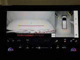 パノラミックビューモニターを装備。駐車場や交差点でクルマを真上から見るように周囲を確認できます。機能の詳細は販売店スタッフまでおたずねください。