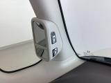 【サイドビューサポートミラー】停車時や発進時、対向車とのすれ違いや路肩に寄せるときなど、車両左側前方を確認するときに役立ちます。