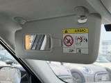 運転席・助手席共にミラー付きバイザー搭載!