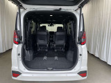 3列目シートは跳ね上げ式で折りたたみ可能です。キャンプ用品など大きな荷物もばっちり収納可能です!