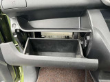 助手席前グローブボックス、かさばる車検証入れは別に収納スペースがあるので、ご自由に使えます。色々な物の収納にお使い下さい