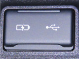 USB端子と充電用USB端子を装備しております。