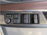 パワーウィンドウのスイッチですよ。 運転席に居ながら窓を開け閉めのコントロールできますよ。 ロック機能で、子供がイタズラして窓を開けるという事も無くなりますよ。