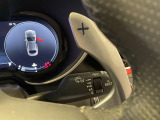 ステアリングベースに固定された大型のパドルシフト