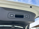 荷物を抱えていてもラクに開け閉め。Hondaスマートキーを持っていれば、開扉だけでなく、閉扉までをハンズフリーで行うことができます