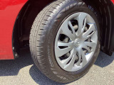 純正15インチフルホイールキャップでスタイルバッチリ!185/65R15タイヤです