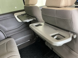 前席背面には格納式のテーブルも装備。食事やスマホ・タブレットでの動画視聴など様々な用途で活躍します。サイドにはちょっとした荷物がかけれる便利なコンビニフック付きです。