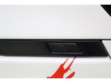 ヴォクシーにはパワーバックドアの開閉スイッチが車両側面両側に配置されています。車両の横に立って操作できることで、後ずさりすることなくドア開度を確認しながら思った位置で安全に停止できます。