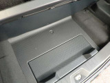 内張り、カーペットに目立つ傷はありません