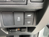 横滑りを抑制し車の姿勢の安定を図るVSA機能を搭載。運転席とリアゲート本体に開閉スイッチを装備し、とても便利な電動リアゲート!