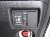 狭い駐車場や壁際でもドアをぶつける心配が少なく開けられる両側スライドドアです。助手席側は電動で、開閉操作も楽々です!