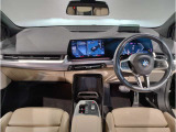 BMWの運転席はドライバーオリエンテッドという構造を採用。ドライバー目線の操作がしやすい設計になっており、ドライブ中にも目線の移動が少なく運転中にも簡単に操作ができます。