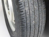 タイヤサイズは「145/80R12」になります。タイヤの溝は約4mm残っています。