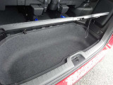 フロアの下にも荷物などを収納できるサブトランクも備えています。荷室内で散らかりがちな荷物を整理整頓なんてのもイイですね♪