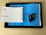 メンテナンスノート【点検整備記録簿・保証書】、取説も揃ってます。スマートキーはバッグなどにしまったままボタン操作でエンジン始動・停止やハイブリッドシステムの起動や停止ができて大変便利です