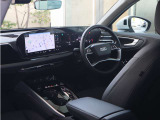 内装はシンプルに使い勝手を考え作られています。お車を運転する感覚をダイレクトに体感して頂けます。室内も広くロングドライブにも快適にお過ごしいただけます。