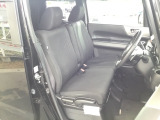 ベンチシートのため、左右の移動がしやすく、狭い駐車場でもスムーズに乗り降りできます。