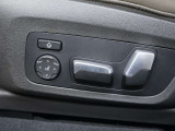 身体をしっかり支えながら長時間のドライブでも快適に過ごせるBMWのシート。素材の質感やステッチ細部まで丁寧に仕上げられたデザインが室内に上質な雰囲気を齎します。乗る度に心地良さを感じられるシートです。